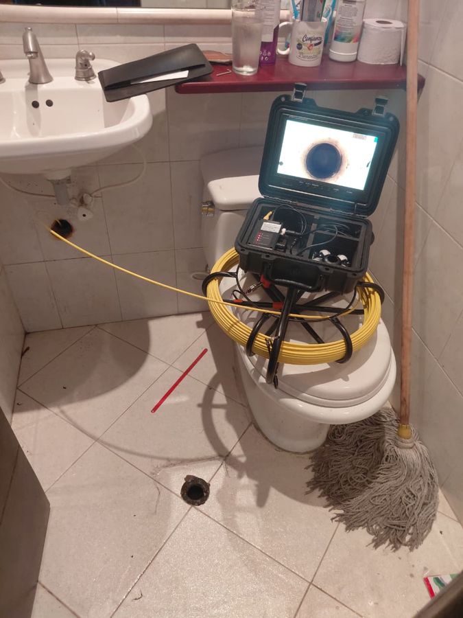 Cámara de inspección de cañerías en un baño
