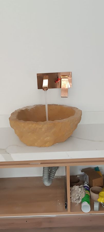 Lavamanos con grifería empotrada de cobre